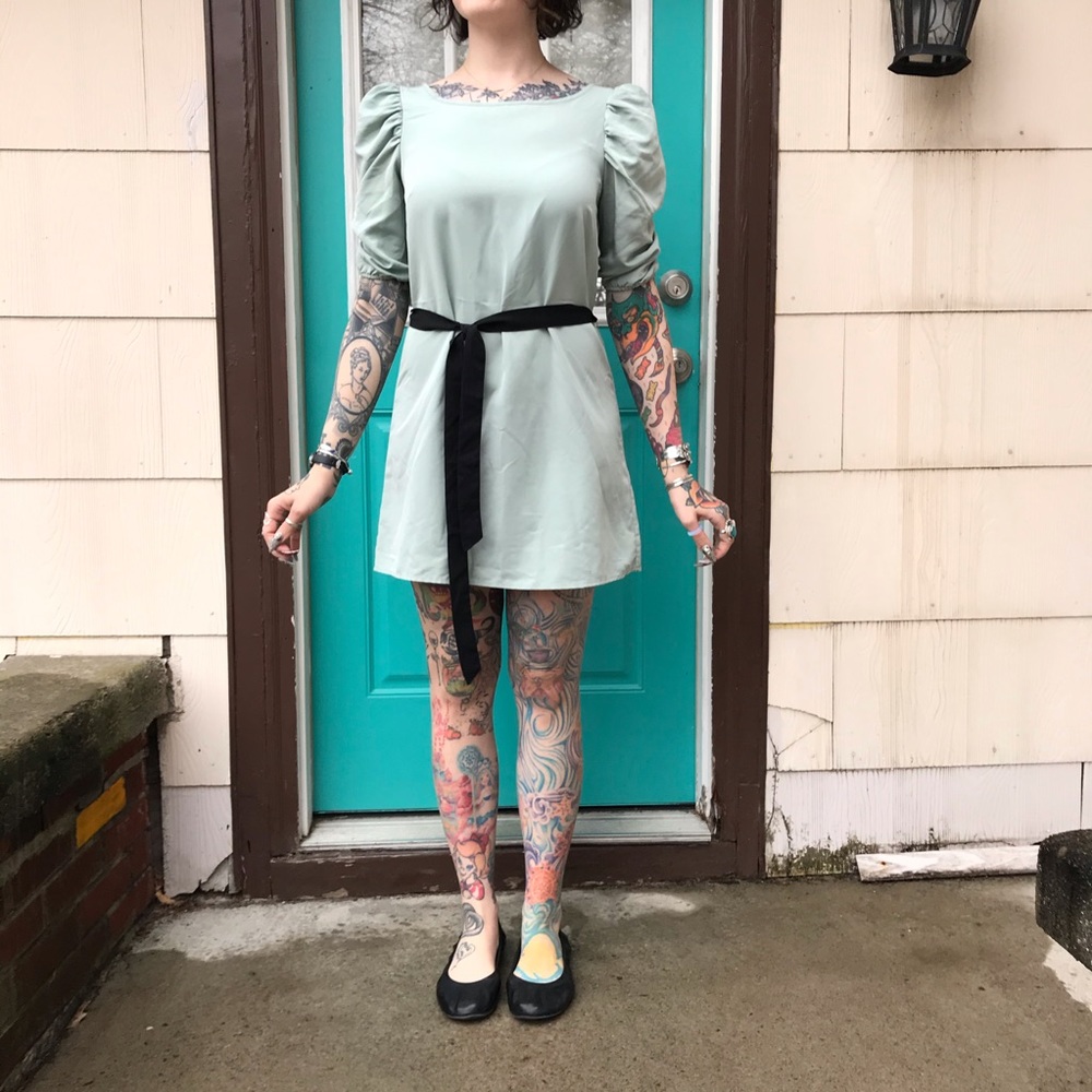 Indie Sleeze H&M size 8 light green mini dress with belt 💚🤍